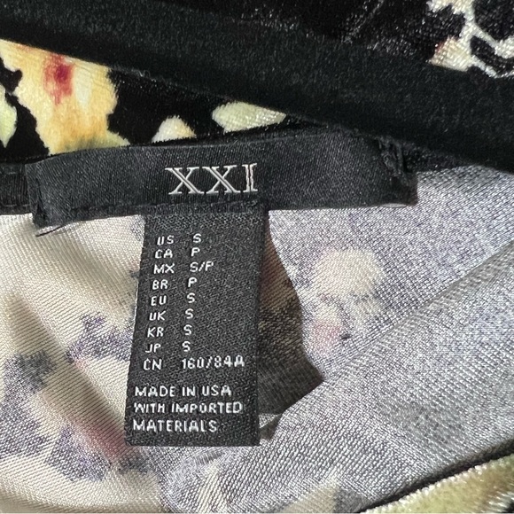 Beautiful black velvet floral dress - Picture 2 of 4